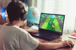 Os jogos podem ajudar no desenvolvimento cognitivo e na aprendizagem dos jovens. (Foto: Reprodução / Google Imagens)