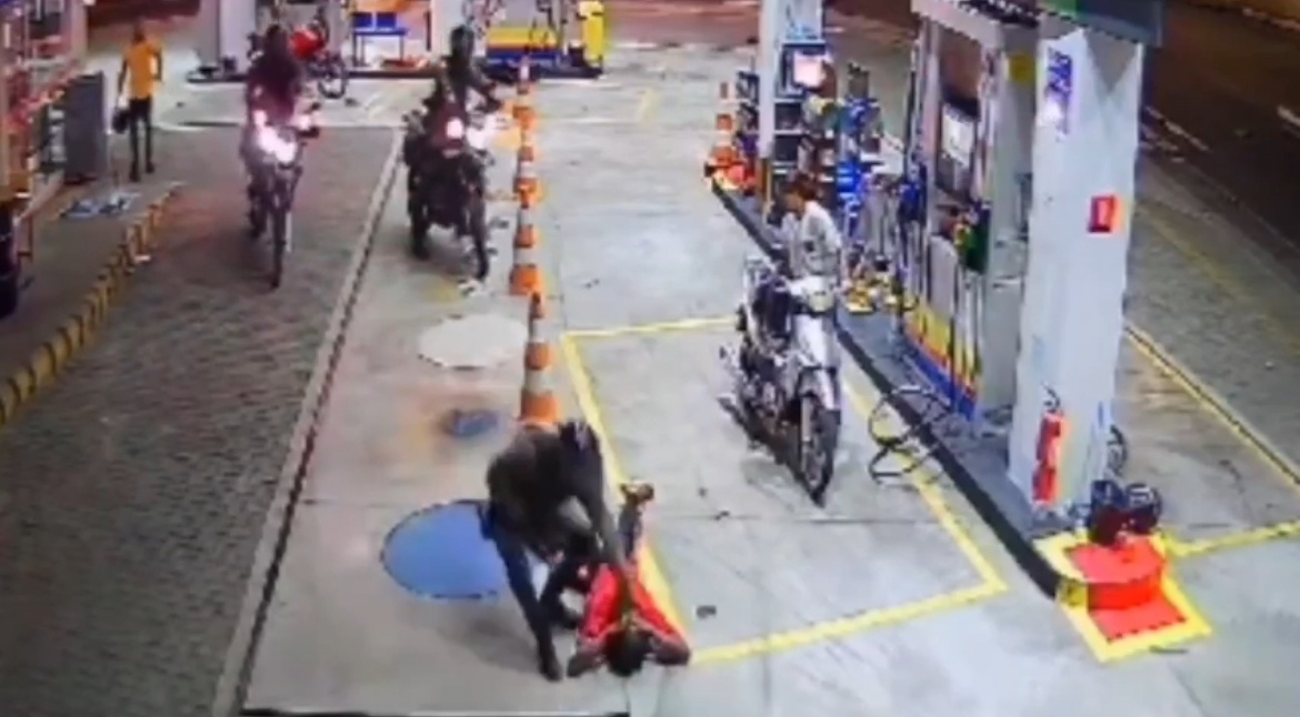 Policiais que estavam nas proximidades prenderam o criminoso em flagrante