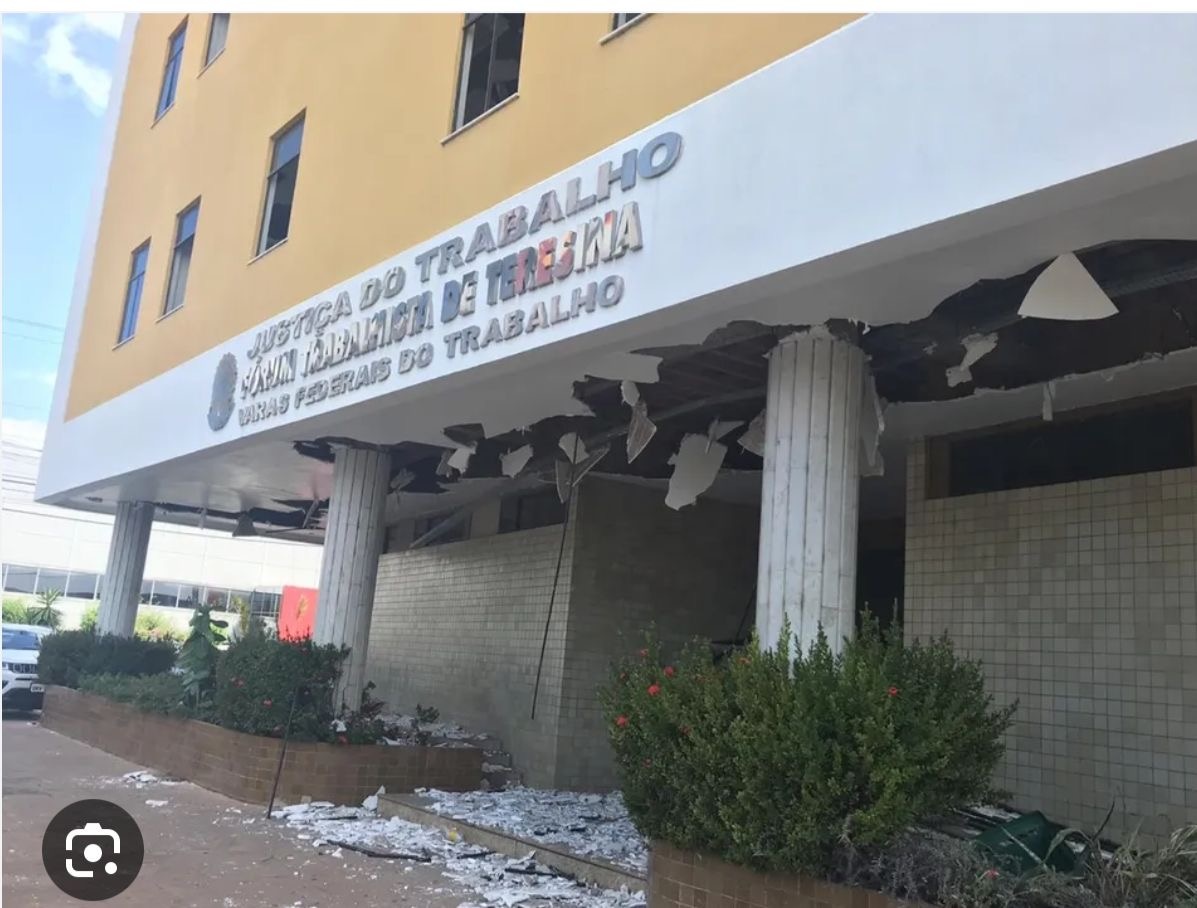 Prédios que foram sede da Justiça do Trabalho estão abandonados . Aí o antigo fórum trabalhista na avenida Miguel Rosa