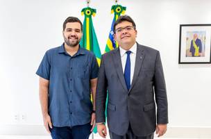Rafael e Fonteles e Luís Marcelo Gomes, um dos mais novos diplomatas do Brasil (Foto: Reprodução / Governo do Piauí)