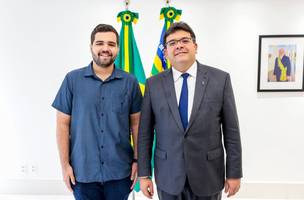 Rafael e Fonteles e Luís Marcelo Gomes, um dos mais novos diplomatas do Brasil (Foto: Reprodução / Governo do Piauí)