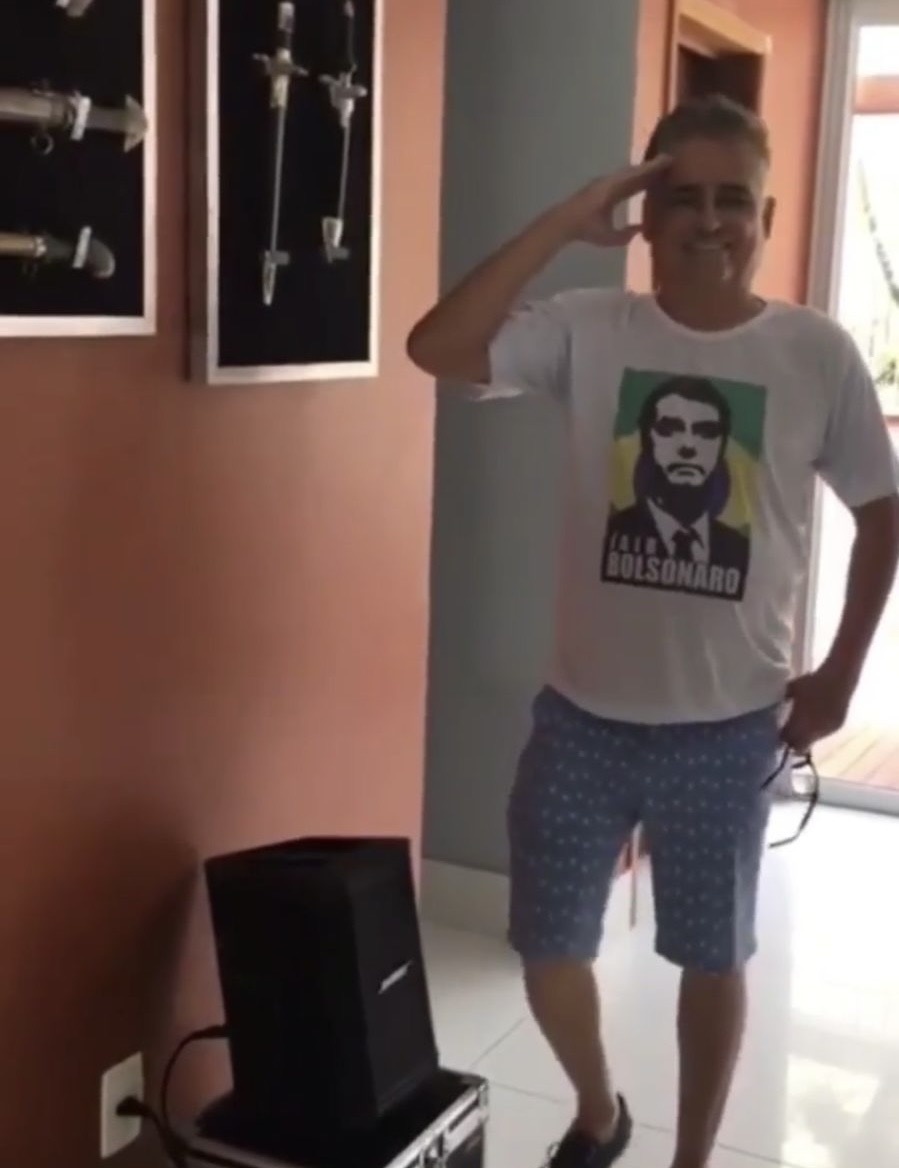 Robert Rios encarnando o bolsonarismo … fazendo continência para o maior inimigo do lulismo.