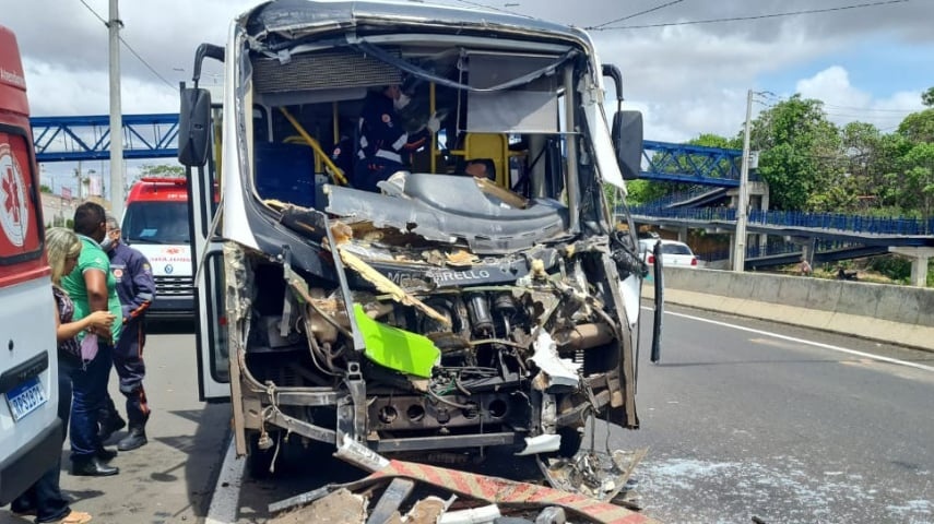 Veículo do Transporte Eficiente colide com caçamba na BR-316, na Zona Sul de Teresina