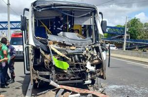 Veículo do Transporte Eficiente colide com caçamba na BR-316, na Zona Sul de Teresina (Foto: Polícia Rodoviária Federal)