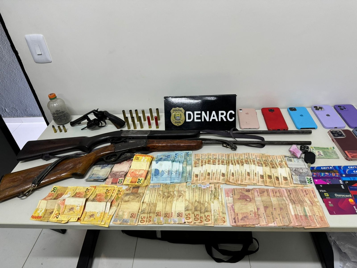 04 armas de fogo foram apreendidas na residência de um dos alvos.