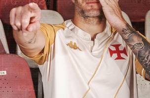 A terceira camisa do Vasco é branca e dourada e tem trecho da Resposta Histórica (Foto: Divulgação / Alessandra Lima / Movedby)