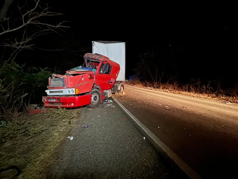 Acidente entre carreta e micro-ônibus deixa mulher presa as ferragens na BR-407