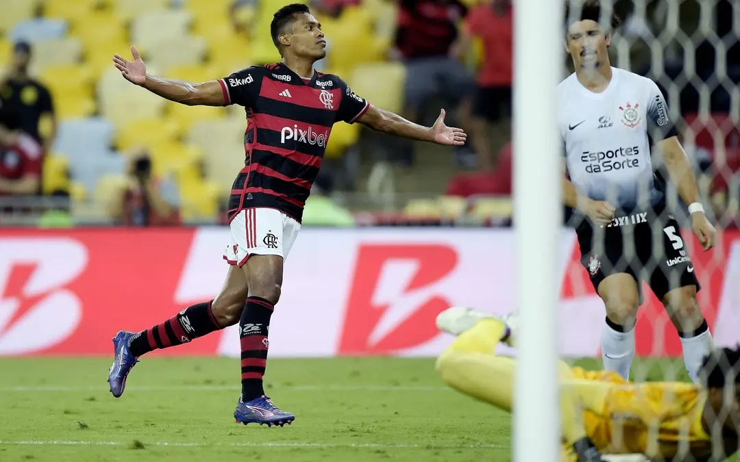 Alex Sandro celebra o gol marcado pelo Flamengo sobre Corinthians