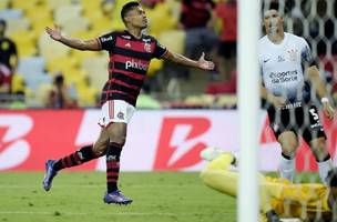 Alex Sandro celebra o gol marcado pelo Flamengo sobre Corinthians (Foto: Alexandre Loureiro/AGIF)