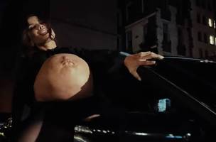 Anitta com barriga de grávida no clipe de “São Paulo”, parceria com The Weeknd (Foto: Reprodução)