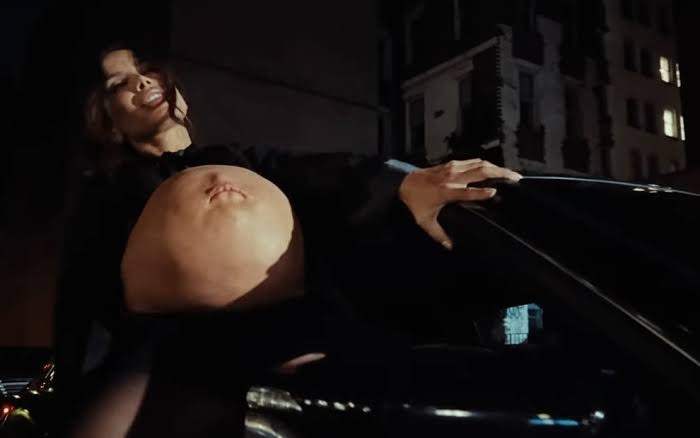 Anitta com barriga de grávida no clipe de “São Paulo”, parceria com The Weeknd