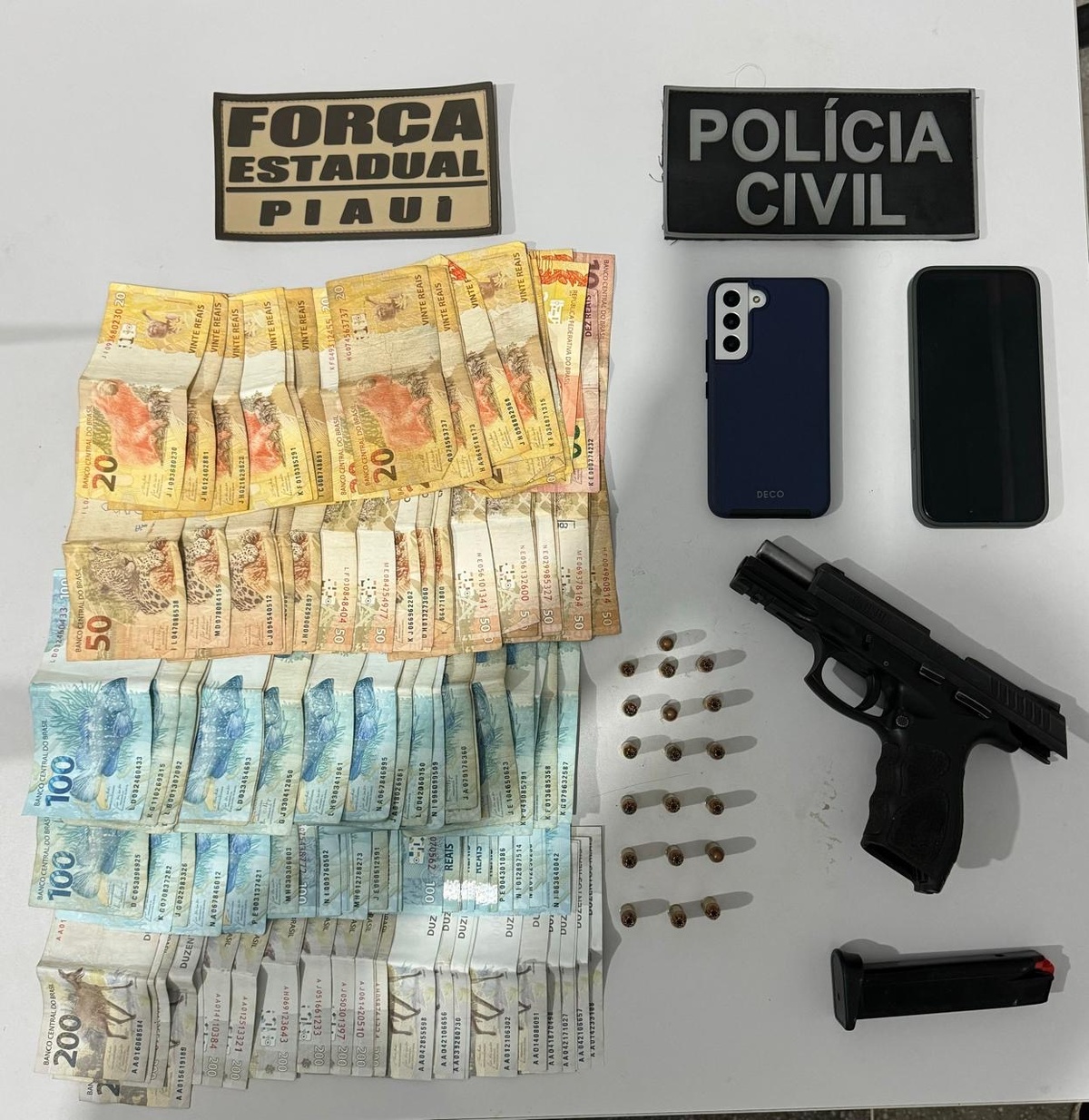 Arma e dinheiro apreendido