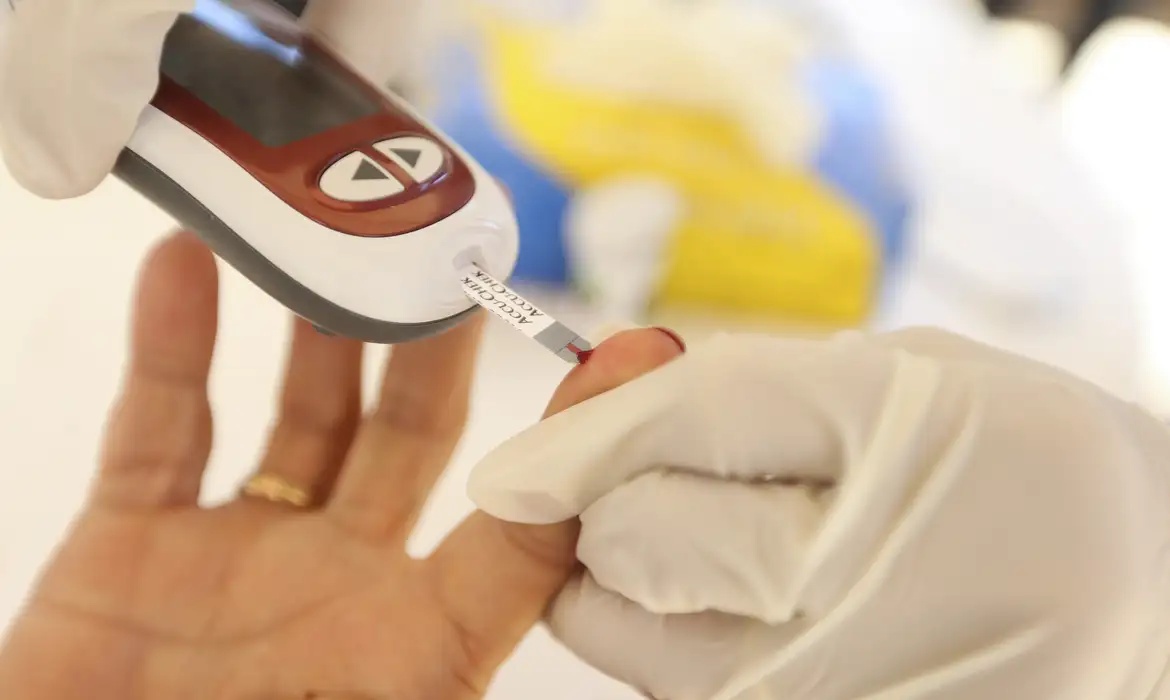 Bióloga e farmacêutica foram multadas por rebaterem afirmações falsas na internet