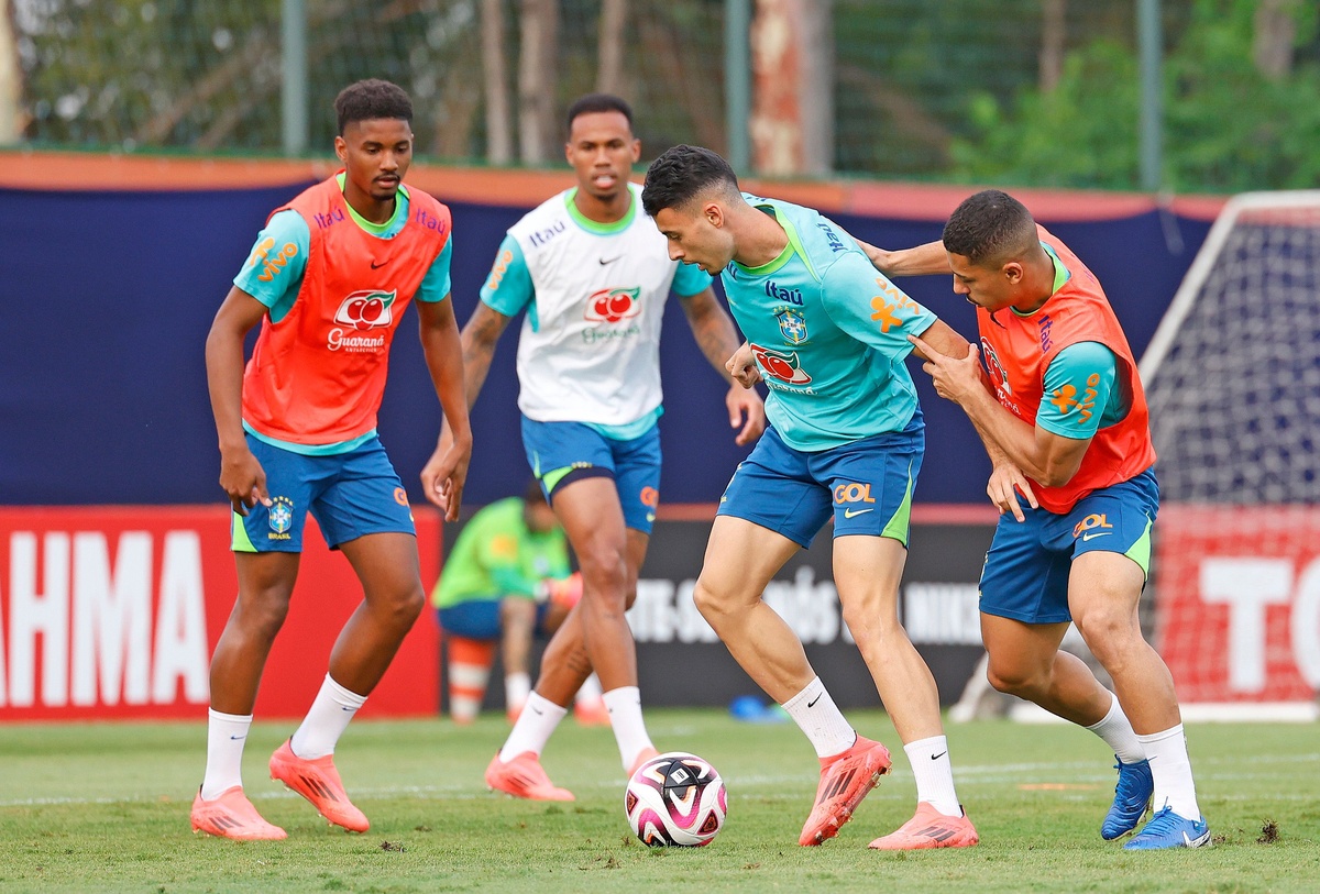Brasil enfrenta o Chile em Santiago pelas Eliminatórias da Copa Mundo.