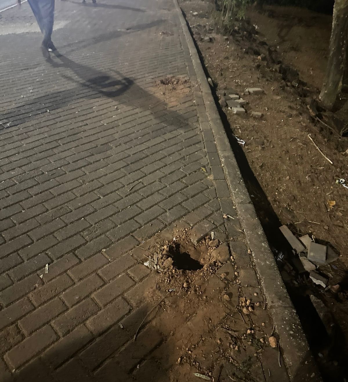 Buracos no calçamento depois de desmontada a estrutura do palco
