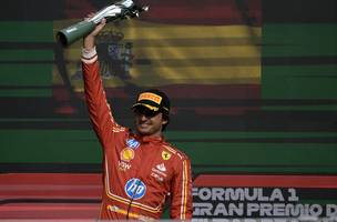 Carlos Sainz ergue o troféu após vencer o GP do México (Foto: Alfredo Estrella / AFP)