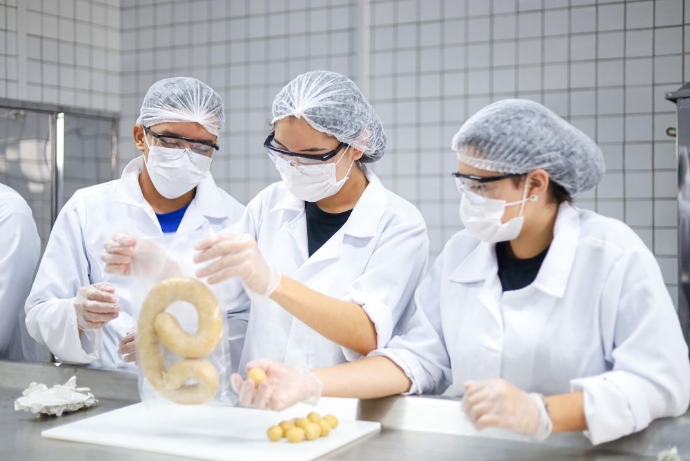 Cursos técnicos capacitam jovens para atuar na cadeia produtiva da pesca local.