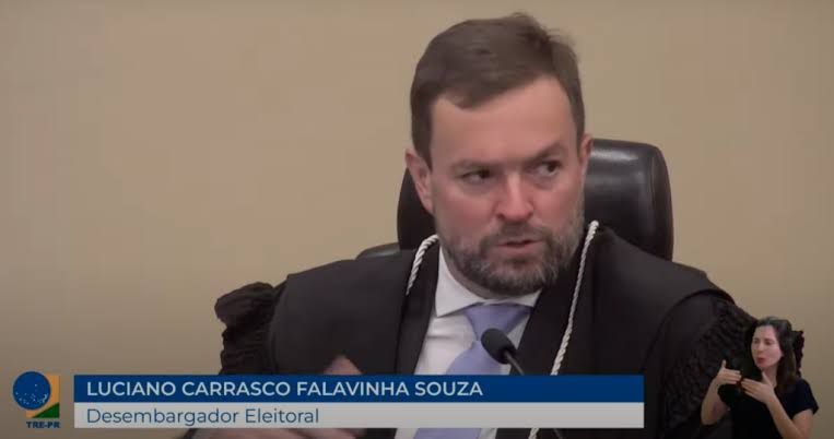 Desembargador Falavinha (centro) vota pela absolvição de Sérgio Moro, no TRE-PR.