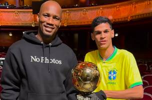 Drogba e Luva de Pedreiro antes da cerimônia de entrega da Bola de Ouro• Reprodução/Luva de Pedreiro (Foto: • Reprodução/Luva de Pedreiro)