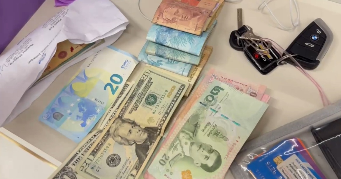 Durante a ação foram apreendidas armas de fogo, jóias e veículos de luxo