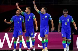 Dyego (camisa 7) celebra um de seus gols com os jogadores brasileiros• Alex Caparros - FIFA/FIFA (Foto: • Alex Caparros - FIFA/FIFA)