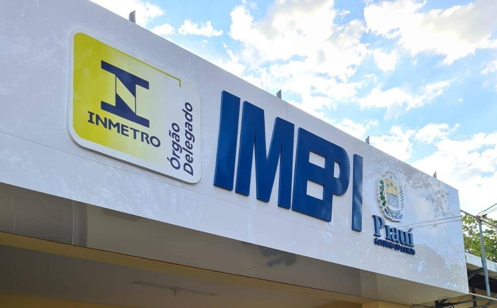 Fiscais identificam itens falsificados em lojas de eletro, papelarias e de pneus.