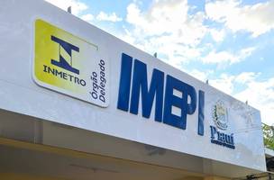 Fiscais identificam itens falsificados em lojas de eletro, papelarias e de pneus. (Foto: Reprodução)