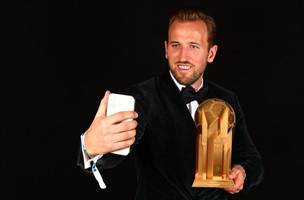 Harry Kane posa com troféu• Divulgação / Ballon D'Or (Foto: • Divulgação / Ballon D'Or)