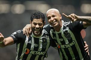 Hulk e Deyverson comemoram gol sobre o River Plate (Foto: Pedro Souza)