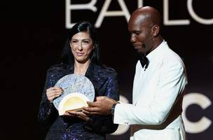 Jenni Hermoso recebe o prêmio Sócrates na Bola de Ouro (Foto: Franck Fife/AFP)