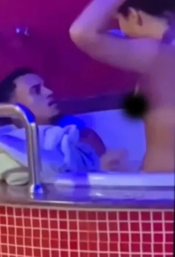 Jogador foi flagrado com amante na banheira de motel