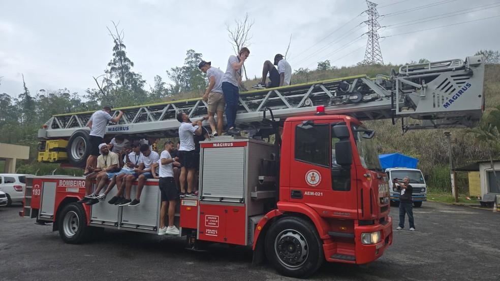 Jogadores do Volta Redonda no caminhão dos bombeiros