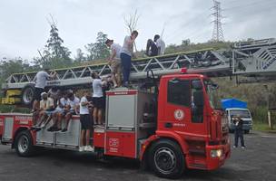 Jogadores do Volta Redonda no caminhão dos bombeiros (Foto: Giovani Rossini/TV Rio Sul)