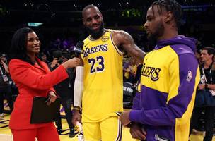 LeBron e Bronny James sendo entrevistados juntos, após a partida contra o Minnesota Timberwolves (Foto: Harry How / GETTY IMAGES NORTH AMERICA / Getty Images via AFP)