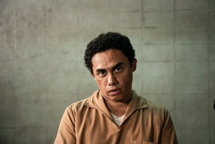 Longa estreia no Prime Video com foco nas vítimas e crítica ao tratamento da mídia.