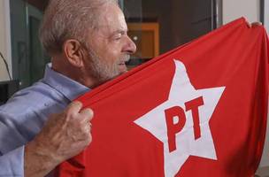 Lula e bandeira do PT (Foto: Ricardo Stuckert)