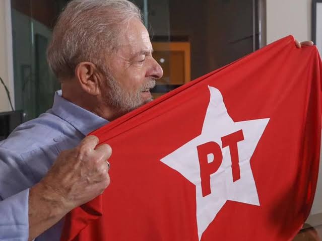 Lula e bandeira do PT