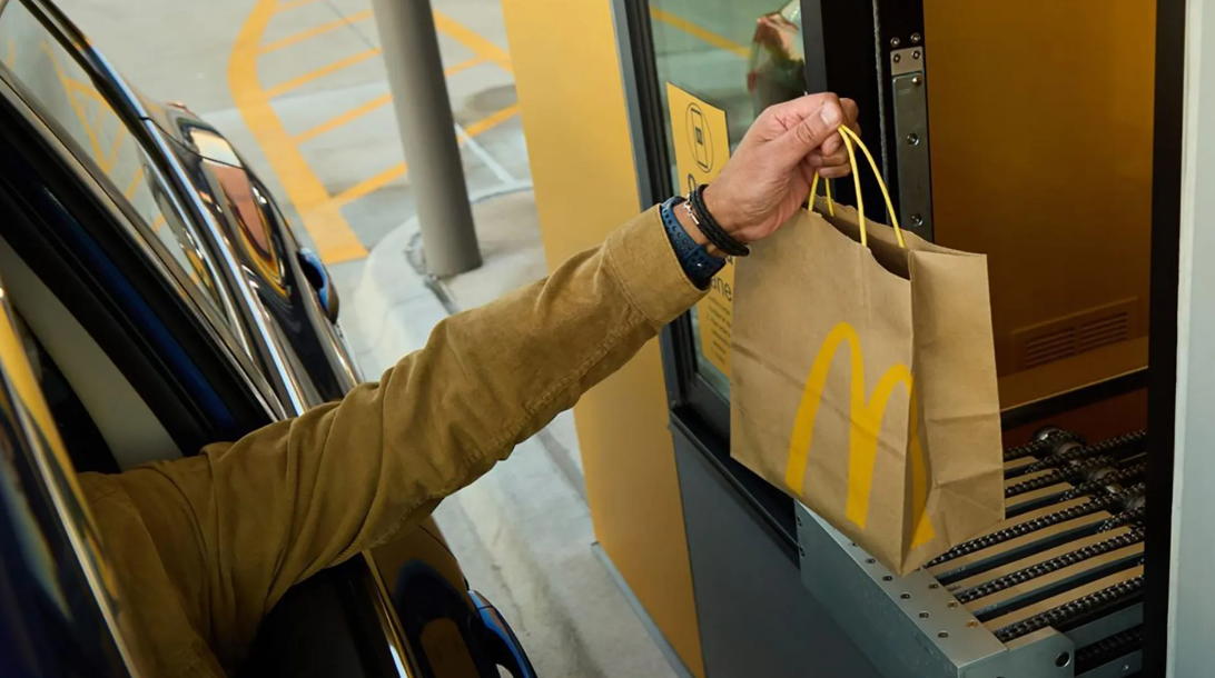 McDonald's garante segurança em lanches após surto de E. coli e queda nas ações.