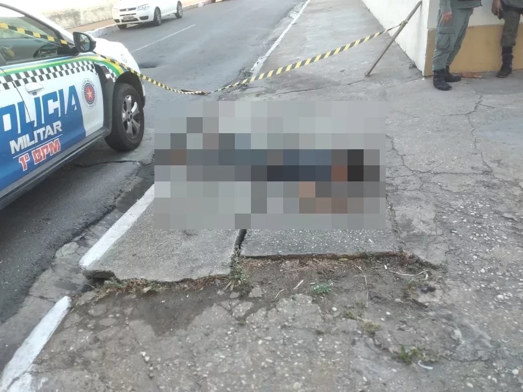 Morador de rua morre eletrocutado ao tentar roubar fiação de cobre em poste de Teresina