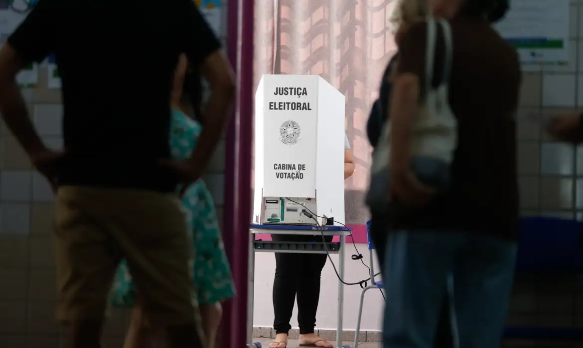 Número de eleitos ligados à educação tem queda, enquanto saúde registra aumento