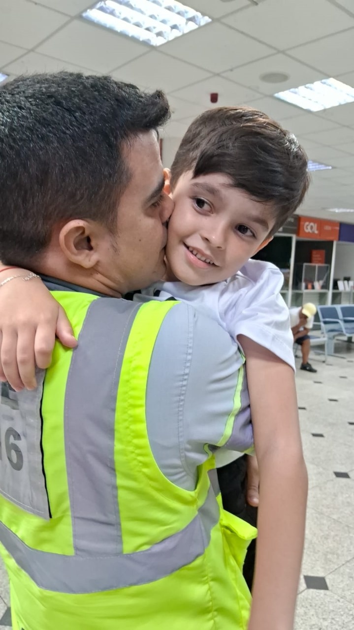 O fiscal de pátio Brunelly Martins e seu filho Henrico