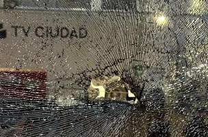Ônibus do Botafogo é apedrejado antes do duelo contra o Peñarol• Reprodução (Foto: • Reprodução)