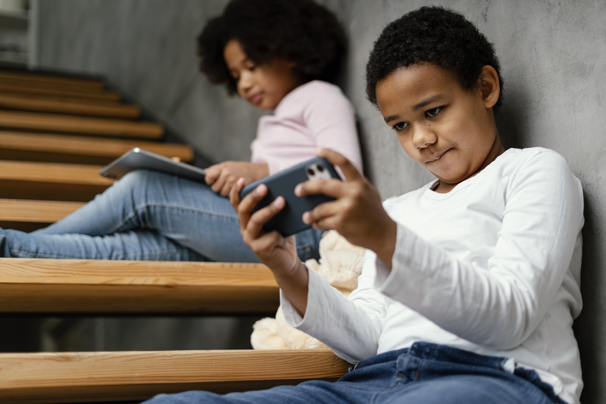 Pesquisa revela que 30% de jovens enfrentam ofensas na internet no Brasil.