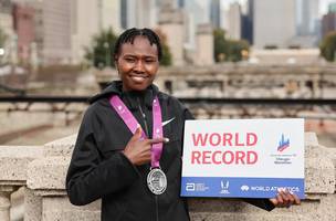 Queniana bate recorde como primeira mulher a correr maratona em menos de 2h10min. (Foto: Reprodução/Michael Reaves/ AFP)