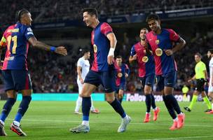 Raphinha e Lewandowski comemoram o primeiro gol do Barcelona no confronto• David Ramos/Getty Images (Foto: • David Ramos/Getty Images)