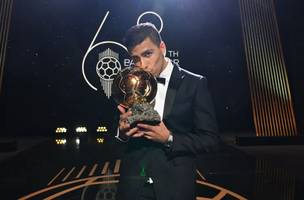 Rodri com a Bola de Ouro 2024 (Foto: Reprodução/X @ballondor)