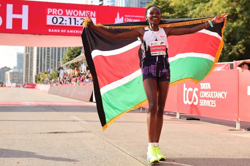 Ruth Chepngetich vence a Maratona de Chicago e dedica conquista ao recordista Kelvin Kiptum.