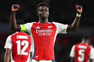 Saka comemora o gol que marcou sobre o PSG pela Champions League• Stuart MacFarlane/Arsenal FC via Getty Images (Foto: • Stuart MacFarlane/Arsenal FC via Getty Images)