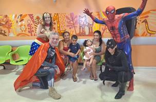 Super-heróis visitam crianças com câncer (Foto: Divulgação/RFCC)