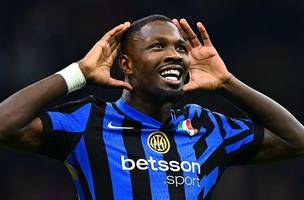 Thuram comemora um dos gols na vitória sobre o Torino• Divulgação/Inter de Milão (Foto: • Divulgação/Inter de Milão)